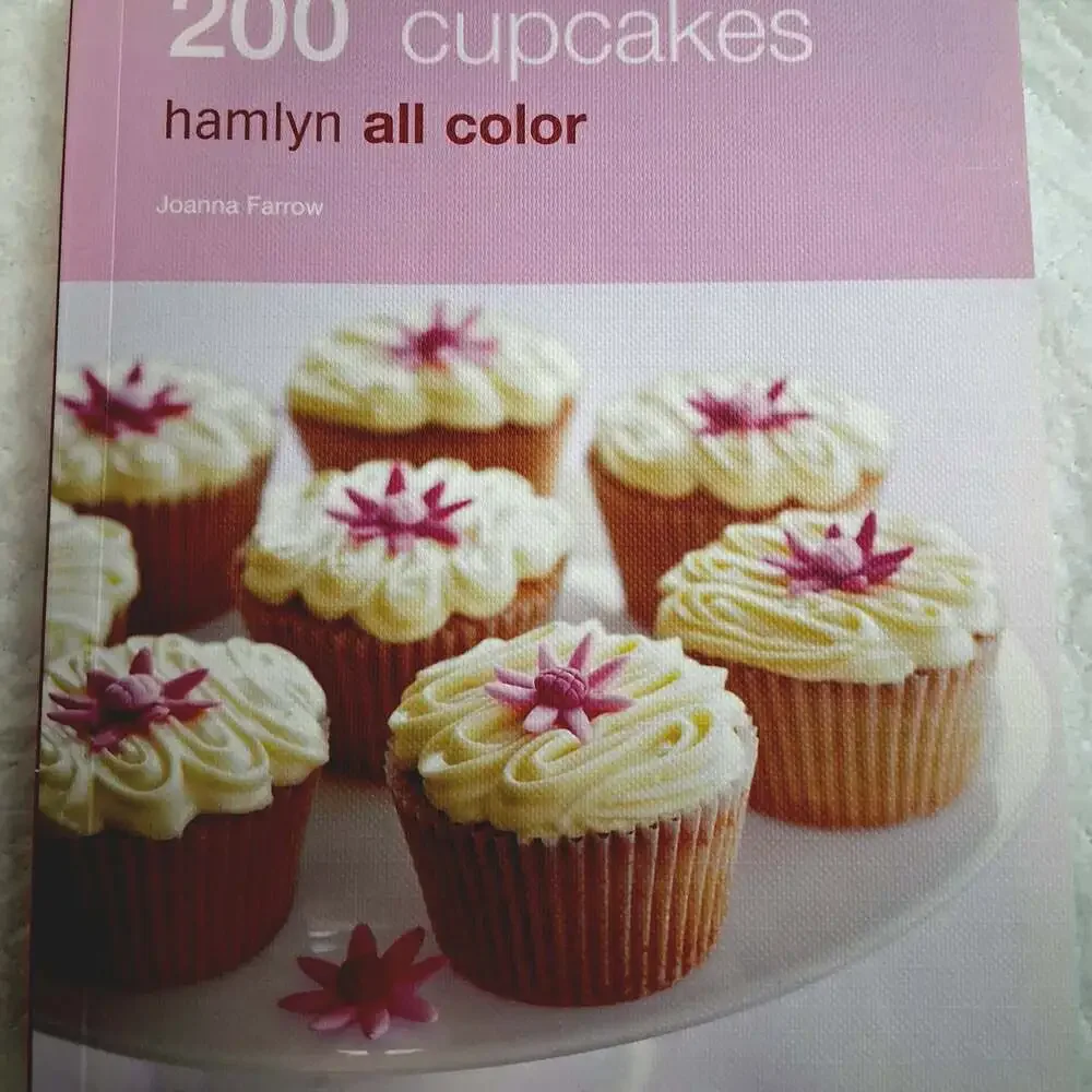 200 Cupcakes: Hamlyn All Color Cookbook by Joanna Farrow